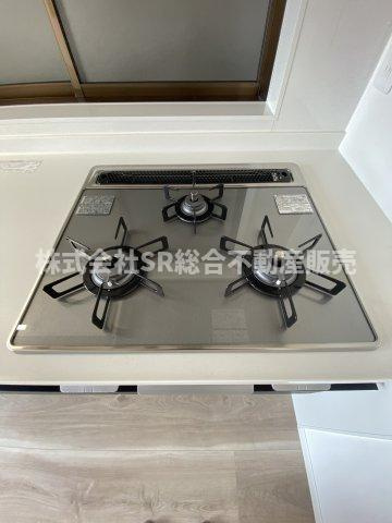 日下町5丁目中古戸建のキッチン|3口コンロ、グリル付きです！