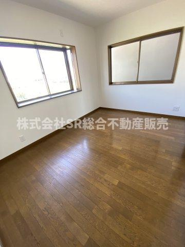 日下町5丁目中古戸建の洋室|落ち着いた色調の洋室です