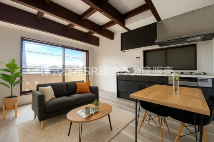 日下町5丁目中古戸建の居間・リビング|DKは大きな窓で採光たっぷりで明るくて梁が剥き出しで天井が高く開放感があります♪
電気なしでこの明るさです。（家具はCGによるイメージです。）