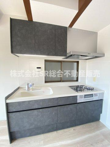 日下町5丁目中古戸建のキッチン|落ち着いたグレーのシステムキッチン♪新調されたばかりで快適にお料理できます！