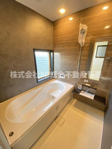 日下町5丁目中古戸建の浴室|足を伸ばしてゆったりと浸かれます♪気持ちよく入浴できます！