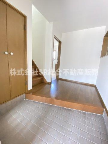 日下町5丁目中古戸建の玄関|玄関にはシューズボックスもあり広く使えます！