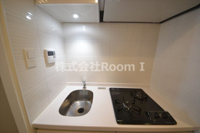 【キッチン】 | S-RESIDENCE堺筋本町Deux | コンパクトなキッチンで掃除もラクラク
