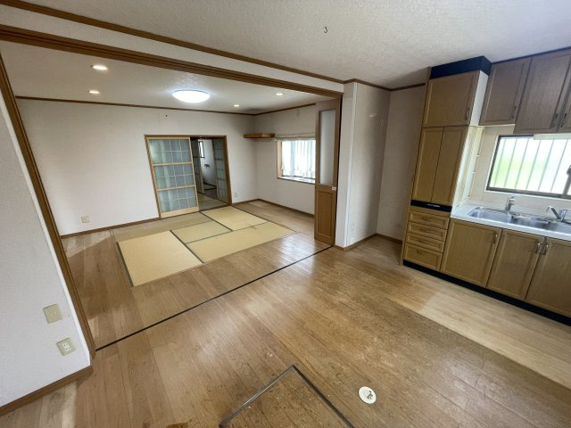 高島市安曇川町常磐木中古戸建の居間・リビング