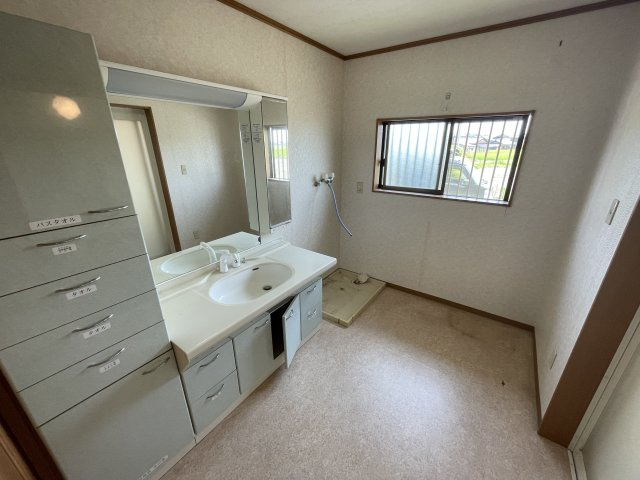 高島市安曇川町常磐木中古戸建の洗面所