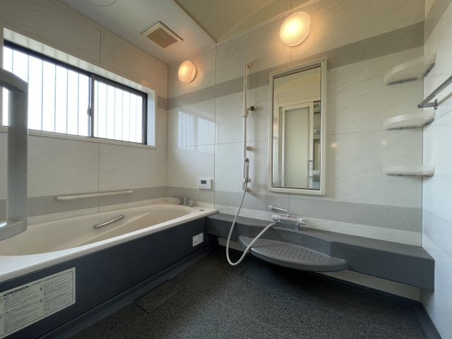 高島市安曇川町常磐木中古戸建の浴室