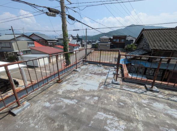 勝山市元町３丁目　中古戸建のバルコニー