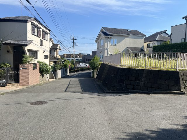 青葉区松風台3期売地【建築条件なし】の前面道路含む現地写真