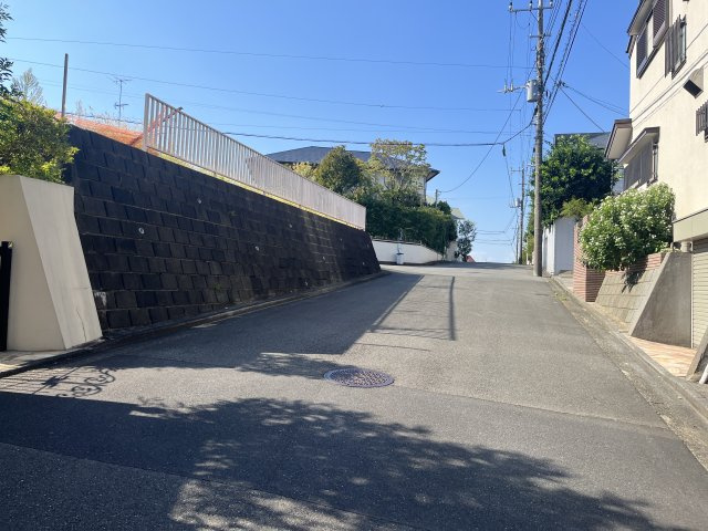 青葉区松風台3期売地【建築条件なし】の前面道路含む現地写真
