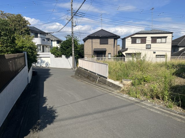 青葉区松風台3期売地【建築条件なし】の前面道路含む現地写真