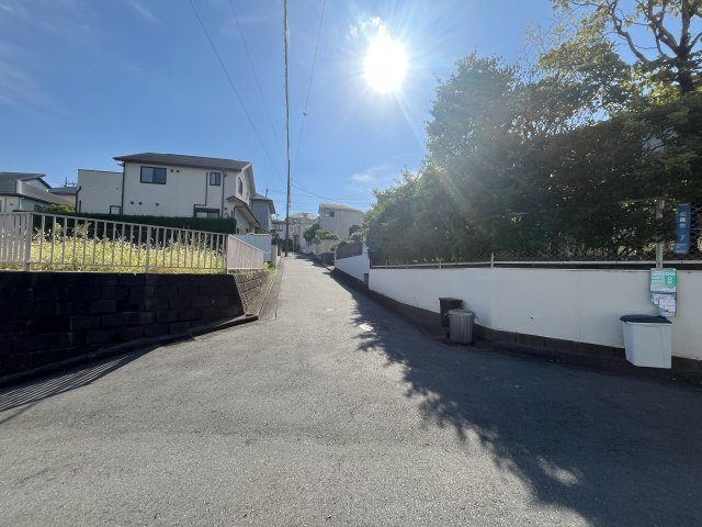 青葉区松風台3期売地【建築条件なし】の前面道路含む現地写真