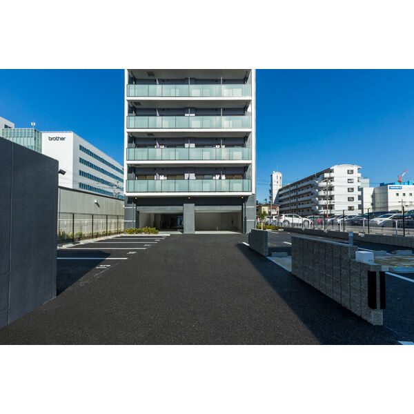 S-RESIDENCE堀田駅前の駐車場
