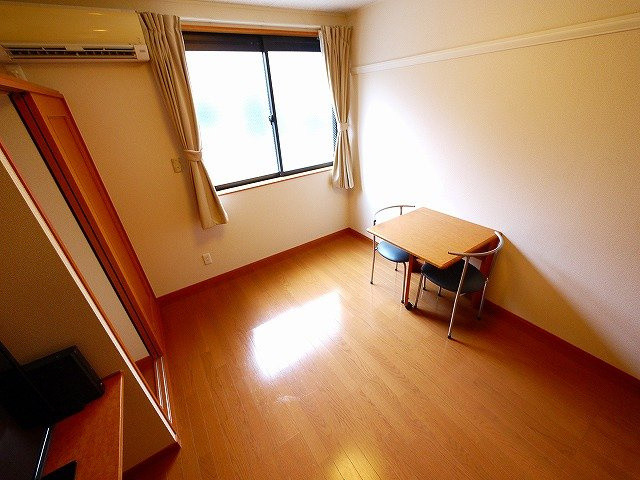 レオパレス富堂の洋室|ゆったりした洋室です