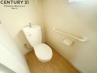 トイレに手すりがあり高齢の方でも安心です