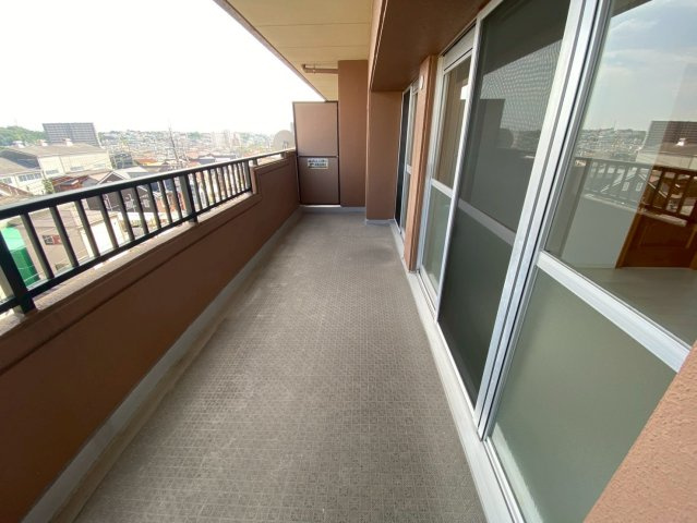 スペクトル尾張瀬戸のバルコニー|ワイドバルコニーでゆったりしております。