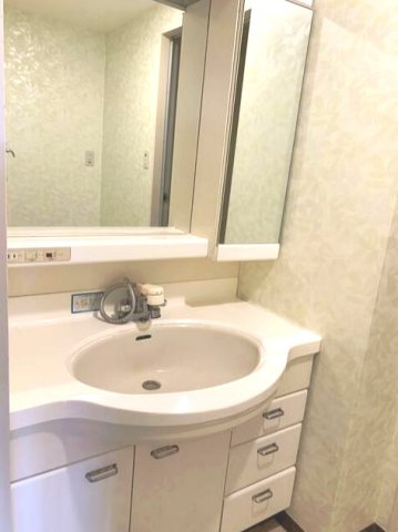 モンシャトー川口の独立洗面台|別号室の参考写真です。