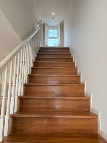 宝塚市宝梅１丁目　戸建のその他|広々階段です。