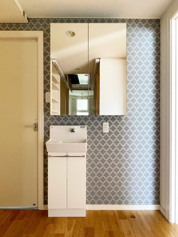 宝塚市宝梅１丁目　戸建の洗面所|収納のある洗面です
