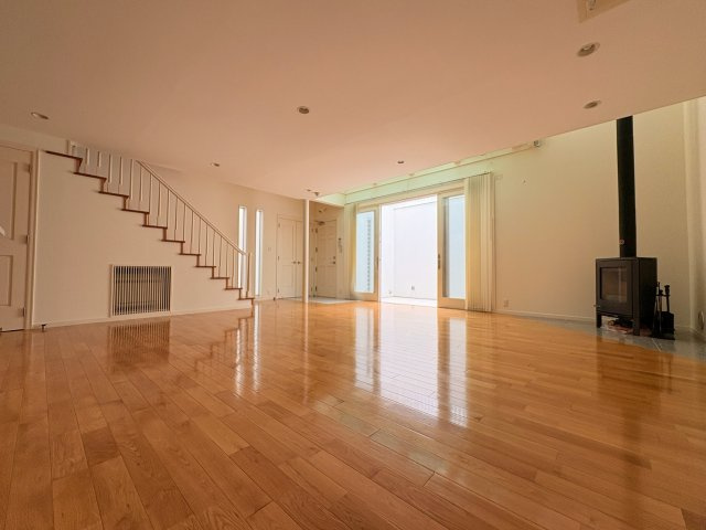 宝塚市宝梅１丁目　戸建の居間・リビング|こちらのリビングで趣味の時間をお楽しみください