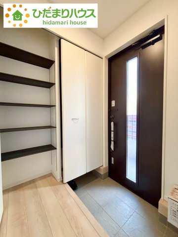 七光台第18　新築戸建　3号棟の内装|玄関がひろいので親子で並んで仲良く靴が履けますね(^^)/						
