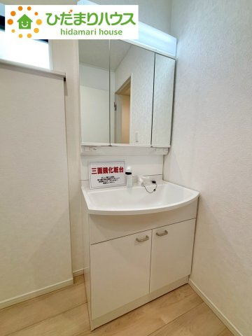 七光台第18　新築戸建　3号棟の独立洗面台|三面鏡の大きな鏡は憧れます(^^♪鏡の後ろは収納となっていて、細かいものでも収納できるのでスッキリと整理できます！							
