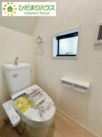 七光台第18　新築戸建　3号棟のトイレ|小窓が付いているので、トイレも明るい空間になっております♪						
