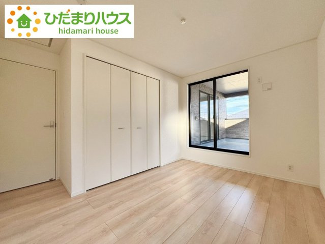 七光台第18　新築戸建　3号棟の寝室|バルコニーに面していて、たっぷり光りの入る明るい主寝室です！							
