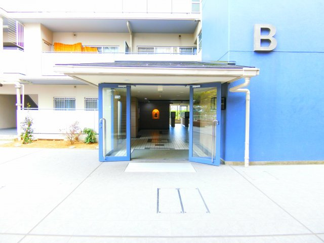 藤和さやまハイタウンのエントランス