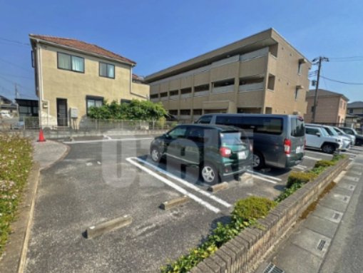 シャルムの駐車場