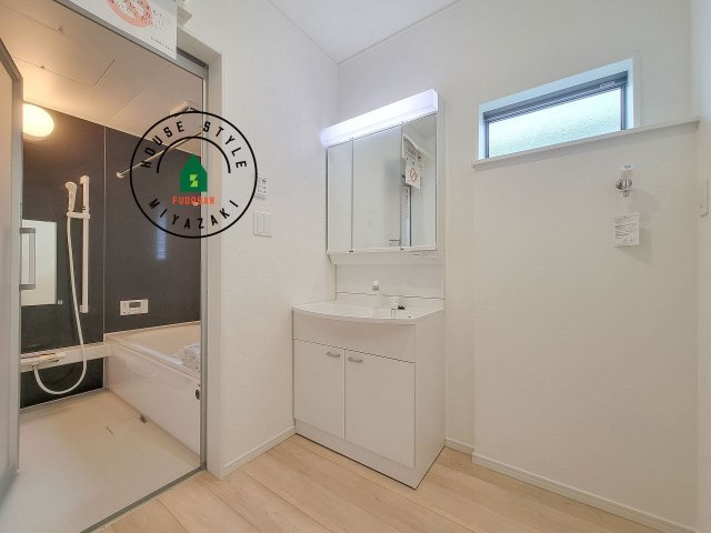 宮崎市熊野第4-2棟（2号棟）の脱衣所|ゆとりの洗面スペースで朝の身支度もスムーズに。暮らしを快適に変えるシャワー付洗面台です！