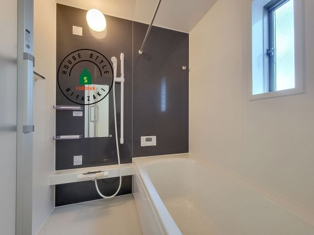 宮崎市熊野第4-2棟（2号棟）の浴室|1日の疲れを癒してくれる広々バスルーム。雨の日のお洗濯にも大活躍な浴室乾燥機付です！