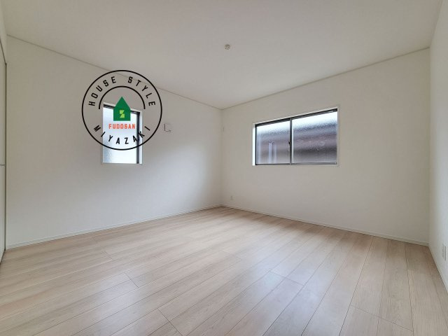 宮崎市熊野第4-2棟（2号棟）の寝室|主寝室には収納力に優れたクローゼットがありますので、お部屋もすっきり片付きます。