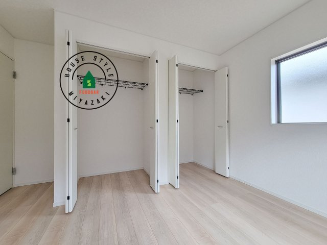 宮崎市熊野第4-2棟（2号棟）の収納|洋服や大きな荷物が多い方や人数の多いご家族などは、一般的なクローゼットよりもウォークインクローゼットのほうが使い勝手が良いです。