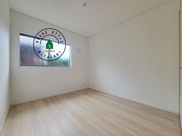 宮崎市熊野第4-2棟（2号棟）の洋室|柔らかい陽光が差し込む明るいお部屋を演出する設計。彩光の取れる窓が気持ちの良いお部屋を創り上げます。