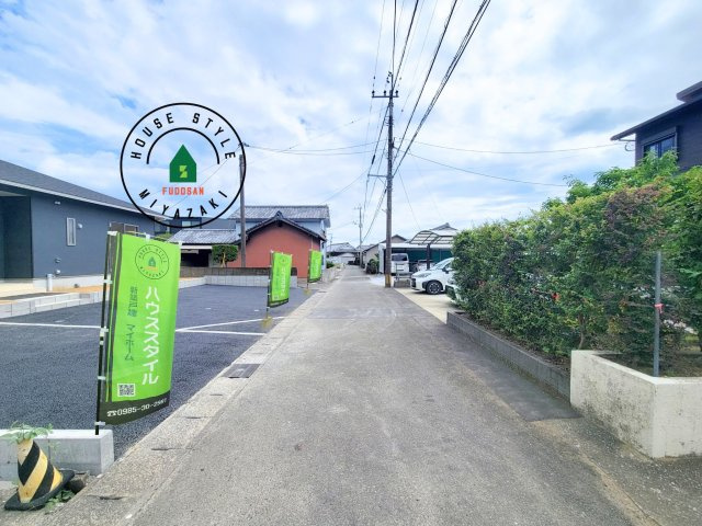 宮崎市熊野第4-2棟（2号棟）の前面道路含む現地写真|前面道路は閑静な住宅地をはしる車通りの少ない道路。お車の出し入れが苦手なママや小さなお子様にも安心ですね。しっかり舗装もされているので、ベビーカーや自転車で通っても快適に通行できます。