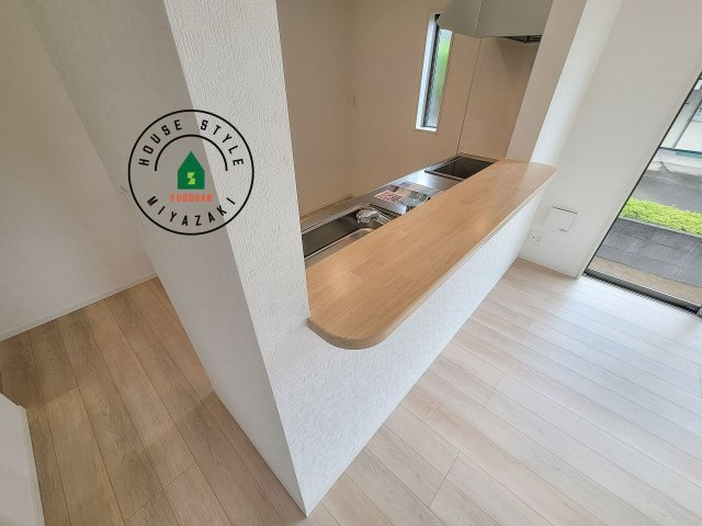 宮崎市熊野第4-2棟（2号棟）のダイニング|キッチンから立ち込める香りが今日の料理を期待させます。