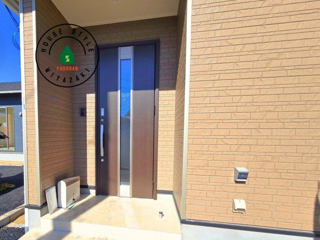 宮崎市熊野第4-2棟（2号棟）の玄関|おでかけの時も帰った時も、「我が家」を最初に感じでもらえる素敵な空間に。