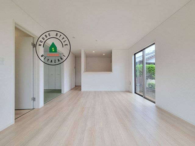 宮崎市熊野第4-2棟（2号棟）の居間・リビング|キッチンからリビングをしっかり確認できます。家族の笑顔があふれる空間になりそうですね。