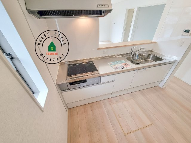 宮崎市熊野第4-2棟（2号棟）のキッチン|ご家族を近くに感じられる対面キッチンのLDK。会話もはずみそうですね。