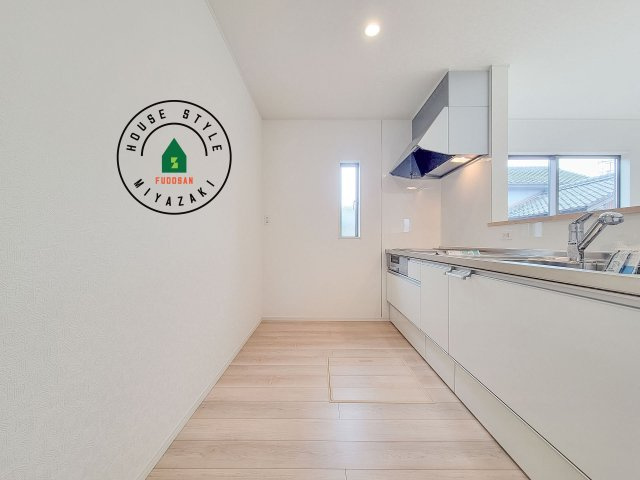 宮崎市熊野第4-2棟（2号棟）のキッチン|ダイニングテーブルへの配膳がラクラク、お料理はかどるカウンター付きシステムキッチン！