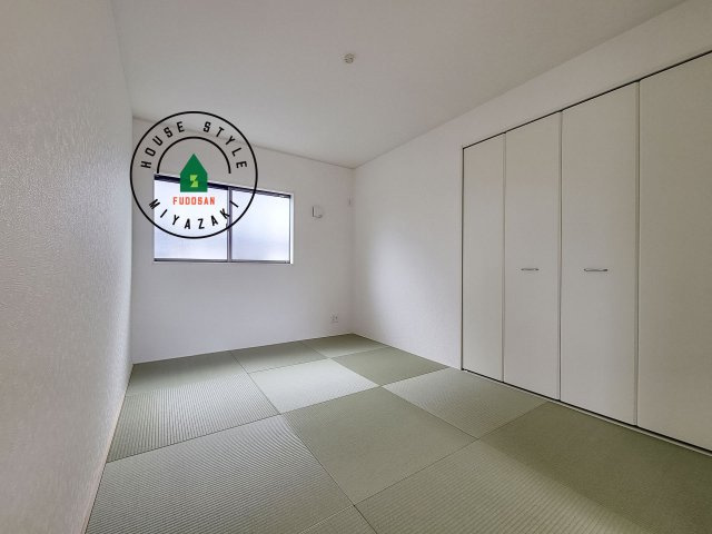 宮崎市熊野第4-2棟（2号棟）の和室|和室を上手に活用すると暮らし方の幅が広がります。例えば普段は開け放して、子供の小さいうちはお昼寝や遊びのスペースに。畳はソフトなので転んでもケガをしにくく安心です