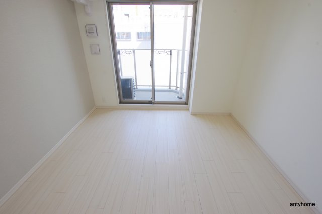 ライブカーサ本町　仲介手数料無料の洋室