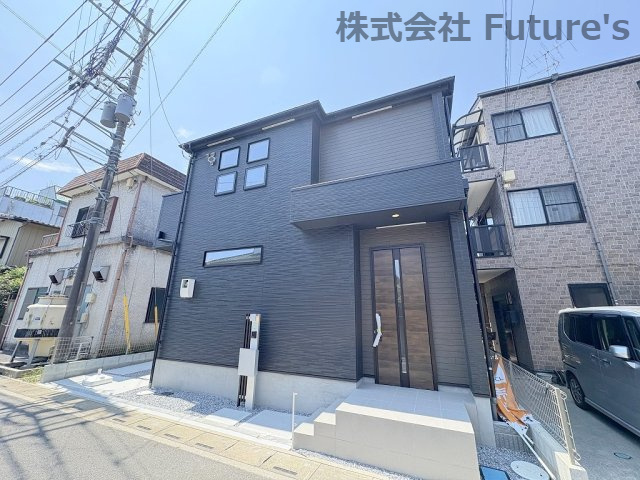 三郷市東町　新築戸建　全1棟の外観|コンビニやスーパー、ドラッグストアなどの商業施設が徒歩10分圏内に揃うエリア