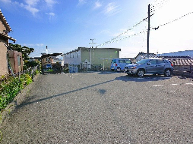 レオパレスＷＩＬＬ南郡山の駐車場|車をお持ちの方に嬉しい駐車場付きの物件です