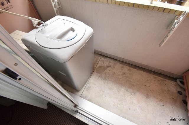 ミールズ江坂　仲介手数料無料のバルコニー