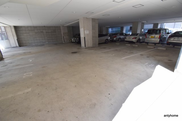 ミールズ江坂　仲介手数料無料の駐車場