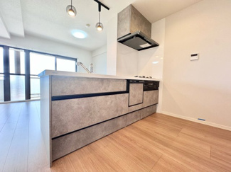 【キッチン】 | パデシオン桃山南 | キッチンは新調しています。対面式のシステムキッチンですので、ご家族との会話を楽しみながら食事の支度ができます。食器洗浄乾燥機付きですので洗い物もラクラク。