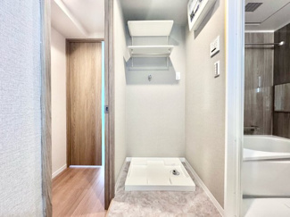 【洗面所】 | パデシオン桃山南 | 洗濯機置場の上部には収納ラックが設けられています。タオル類や洗剤のストックなどの収納ができ助かりますね。