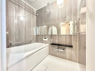 【浴室】 | パデシオン桃山南 | ユニットバスは新調しています。足を伸ばせる浴槽で一日の疲れをリフレッシュ。
浴室暖房乾燥機付きですので浴室の換気ができ、カビ防止になります。