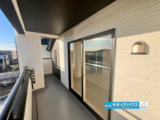 【今からご案内可能】東海市富貴ノ台 全3棟の内観：施工例|■バルコニー（イメージ）
ワイドバルコニーの為広々スペースで洗濯物も干しやすいです♪
低めに干し竿を設定されているため外から洗濯物が見えないのも魅力です。